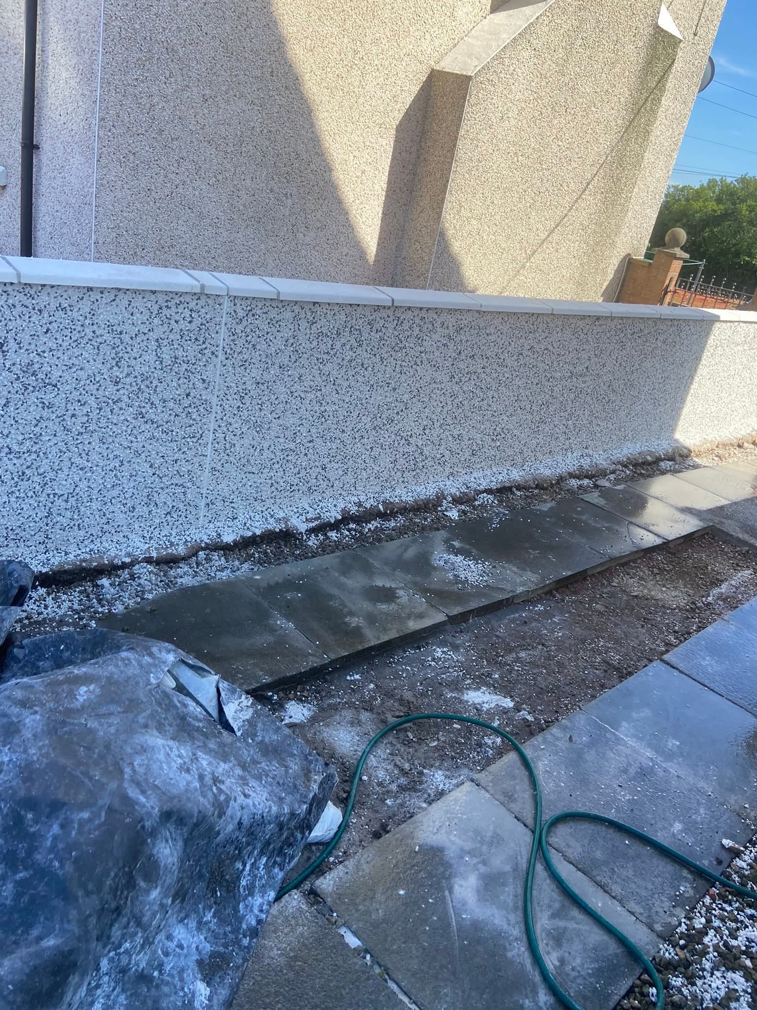 Textured roughcast wall finish