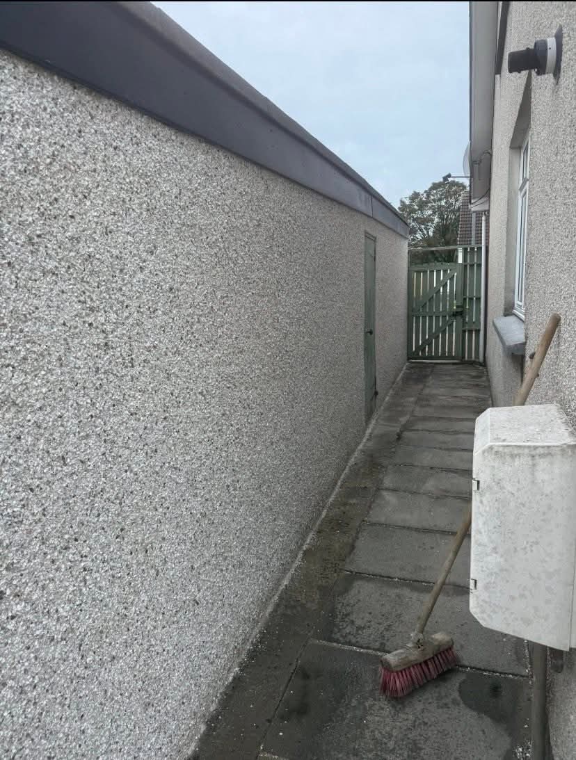 Pebble dash exterior wall finish